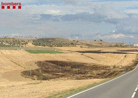 Un camió que circulava amb una roda punxada provoca 26 incendis agrícoles