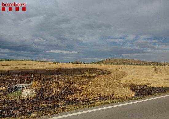 Un camió que circulava amb una roda punxada provoca 26 incendis agrícoles