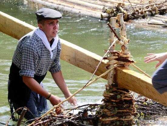 La Pobla de Segur torna a rememorar l'antic transport fluvial de la fusta