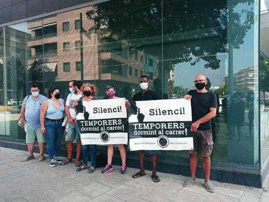 Denuncien una empresa fruitera d'Alcarràs per no facilitar allotjament a temporers