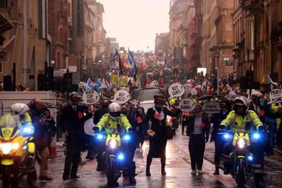 Milers de persones es manifesten a Glasgow per exigir "justícia climàtica"