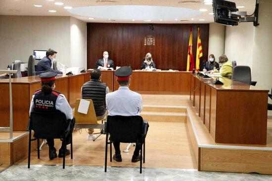 4 anys i mig de presó per a l'home que portava més d'un quilo de cocaïna i un revòlver il·legal