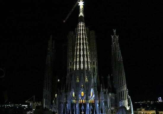 ⏯️ La Sagrada Família il·lumina l'estrella de 12 puntes de la torre de la Mare de Déu