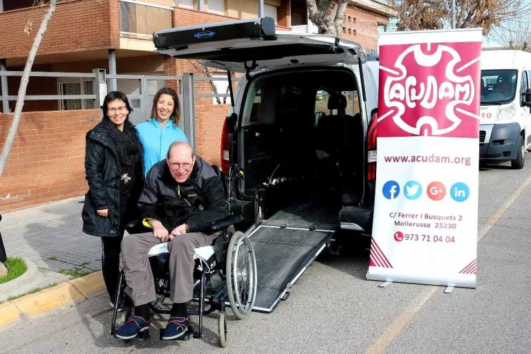 L'ACUDAM adquireix un vehicle adaptat amb l'ajuda de la Diputació