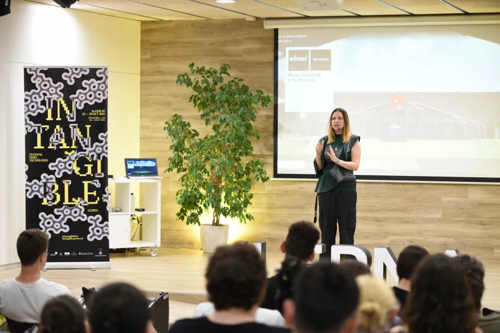 Folguera convida a la desobediència per experimentar dins de l'art en el Festival Intangible