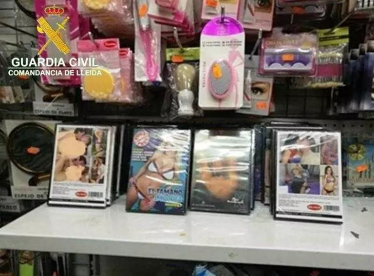 La Guàrdia Civil confisca material audiovisual pornogràfic a un comerç de Lleida