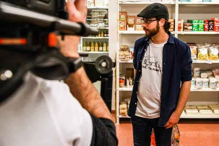El cantautor Joan Blau presenta el videoclip ‘Menjar plàstic’ del disc ‘La Clau’