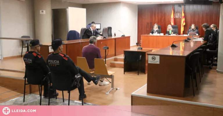 Una jove declara que el seu company de pis va immobilitzar-la damunt del llit per fer-li tocaments