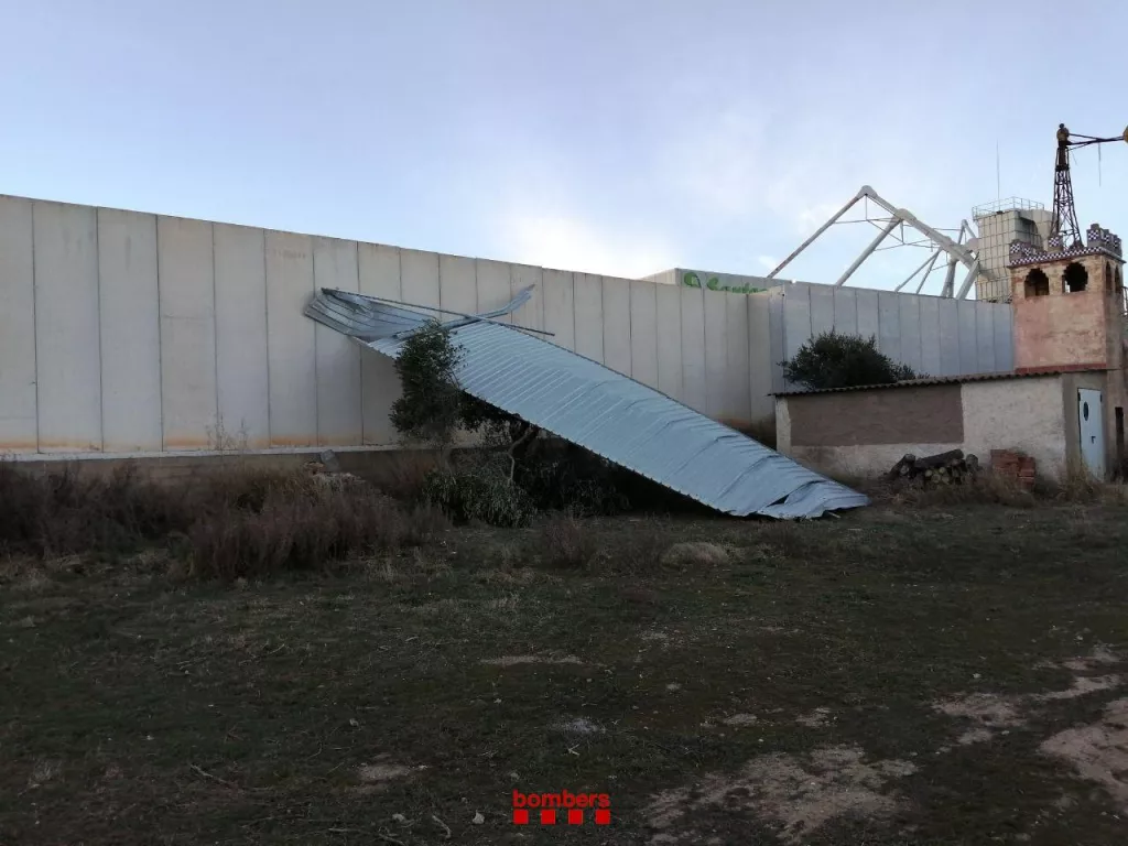 Els bombers atenen una vintena d'avisos per fortes ratxes de vent a Ponent