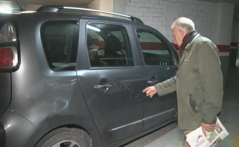 VÍDEO. Setanta denúncies per destrosses en cotxes en un pàrquing del centre de Lleida