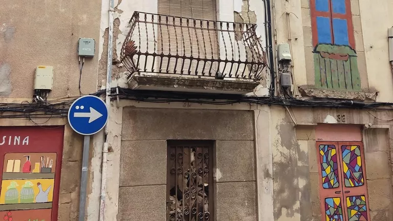 Tallat el carrer Urgell de Tàrrega per un despreniment en un edifici que s’enderrocarà