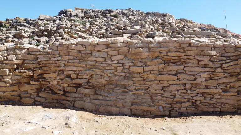 Soses finalitza l’obra de restauració de l’escarpa del fossat del poblat ibèric de Gebut