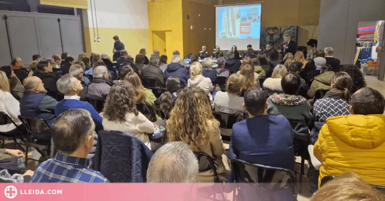 Guàrdia Urbana i Mossos atenen les consultes sobre seguretat del veïnat del barri de Ciutat Jardí