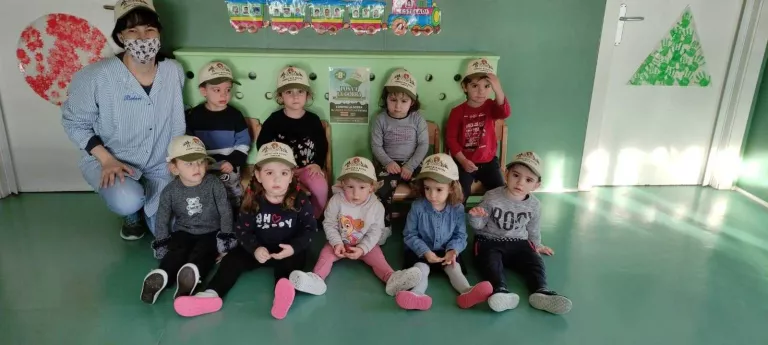 Els escolars de Benavent es posen la gorra contra el càncer infantil