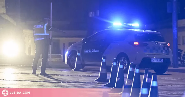 Un jove condueix begut i acaba xocant amb tres cotxes estacionats a Lleida