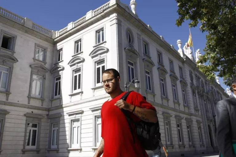 El raper Hásel anirà a judici per les amenaces de mort a Àngel Ros