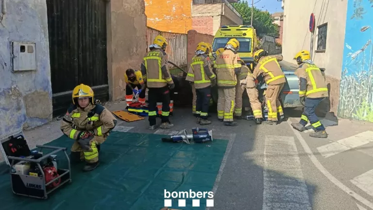 Els Bombers rescaten una conductora atrapada després de xocar contra una paret a Albesa