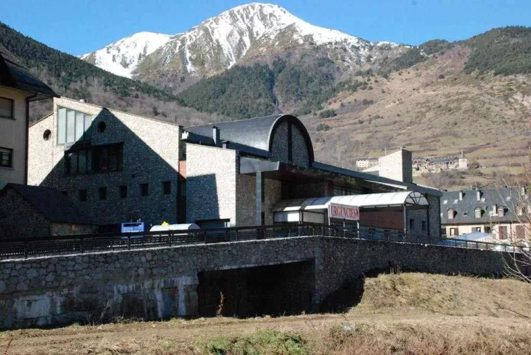Rescaten amb vida dos esquiadors atrapats vint minuts per una allau fora de pistes a Aran