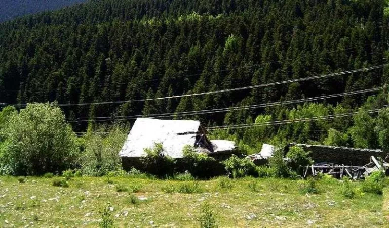 Front d’ecologistes i Isil contra un hotel de luxe en una borda
