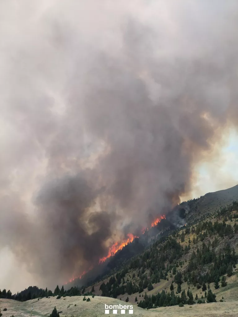 L'incendi de Senet, a l'Alta Ribagorça, continua actiu amb dos focus i una superfície afectada de 71 hectàrees