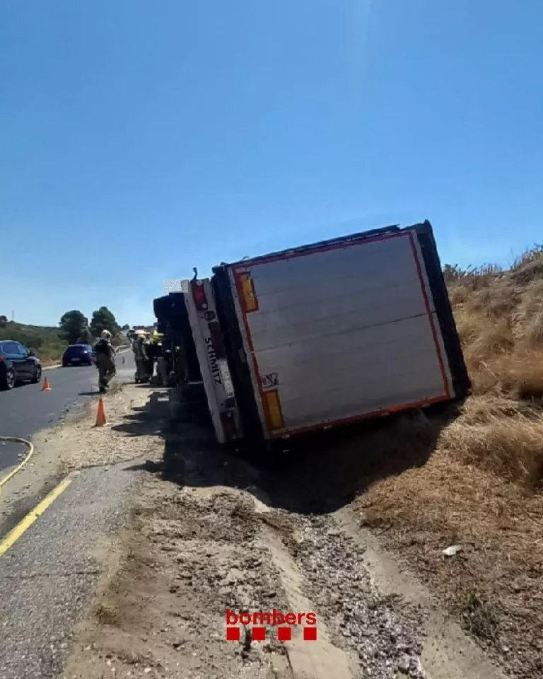 Bolca un camió a la C-45 a Maials i obliga a donar pas alternatiu