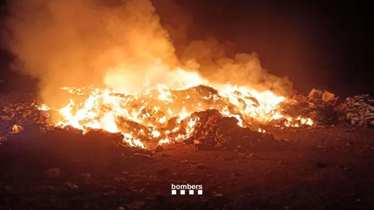 Els Bombers donen per controlat un incendi en una deixalleria de Balaguer