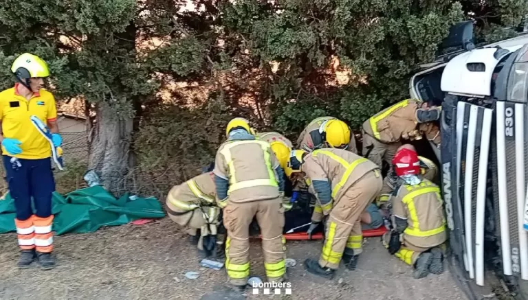 Dos accidents amb camions bolcats a Lleida i Miralcamp