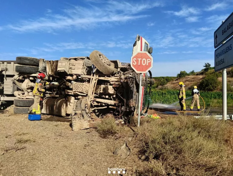 Un camió bolca a la C-12 a Menàrguens i obliga a donar pas alternatiu