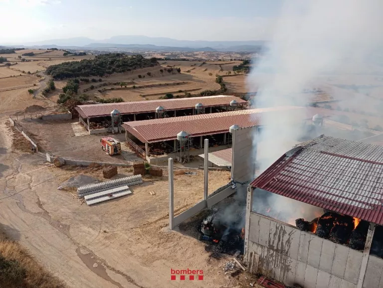 Extingit l’incendi en una granja de Torrefeta i Florejacs després de cremar 2.000 m³ de palla