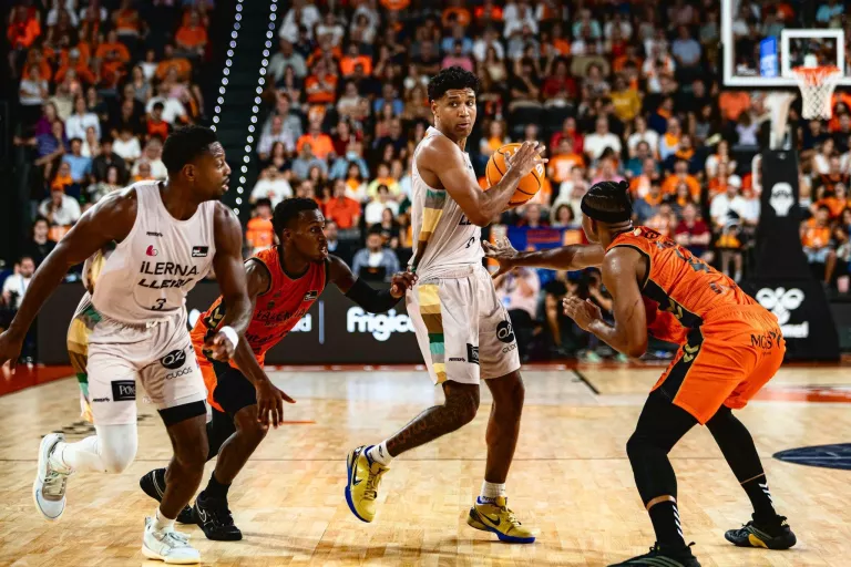 L’iLERNA Lleida assalta el Roig Arena i sorprèn el campió en l’estrena de lliga (100-105)