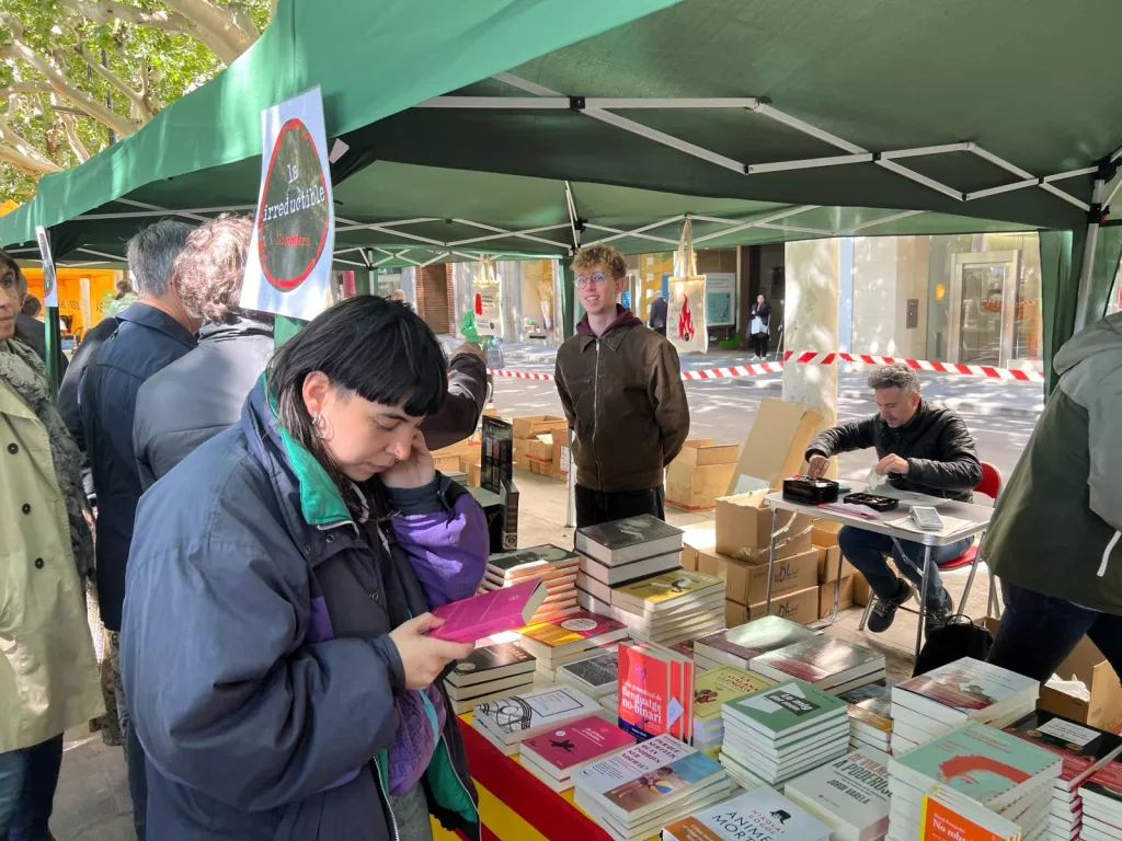 Lleida respira l'aire de Sant Jordi tot i la rutina