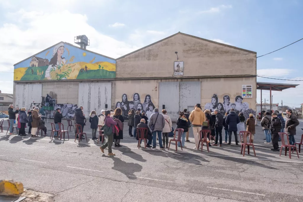 Un mural de grans dimensions visibilitza les dones transformadores del Pla d'Urgell