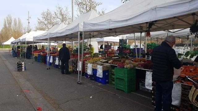 El mercat de fruita i verdura del Camp d’Esports obre amb les corresponents mesures de protecció
