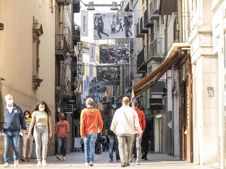 Lleida recorda l'1-O exposant al carrer fotos de gran format de professionals de la ciutat