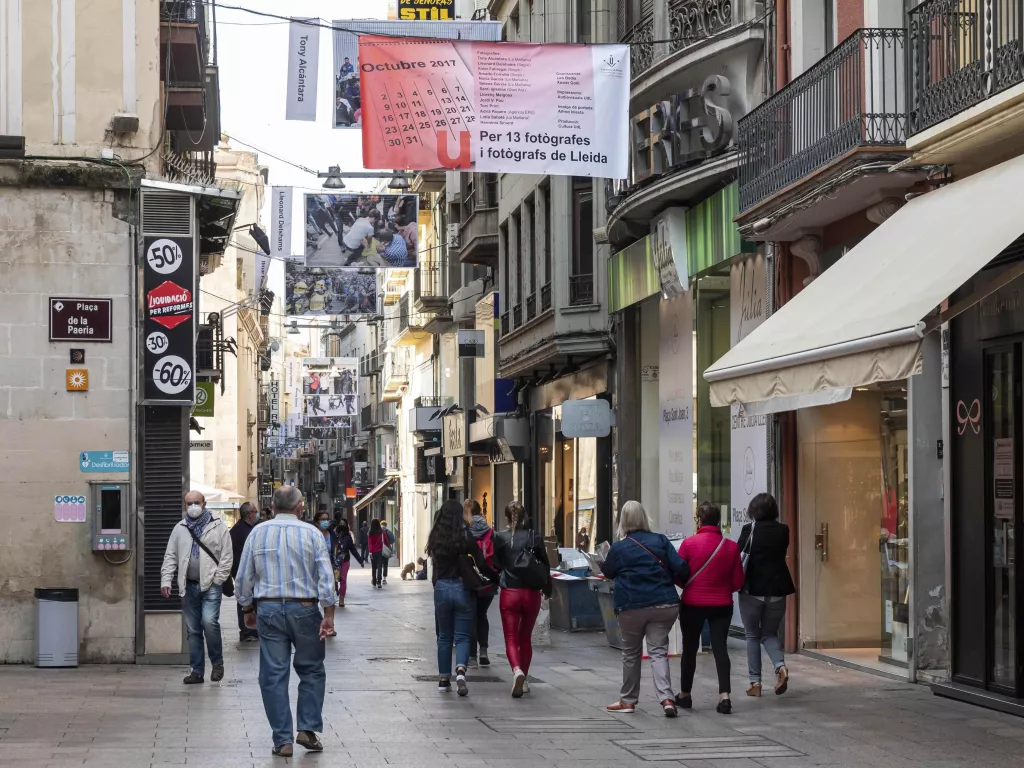 Lleida recorda l'1-O exposant al carrer fotos de gran format de professionals de la ciutat