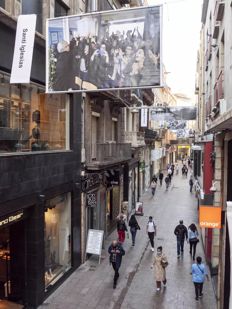 Lleida recorda l'1-O exposant al carrer fotos de gran format de professionals de la ciutat