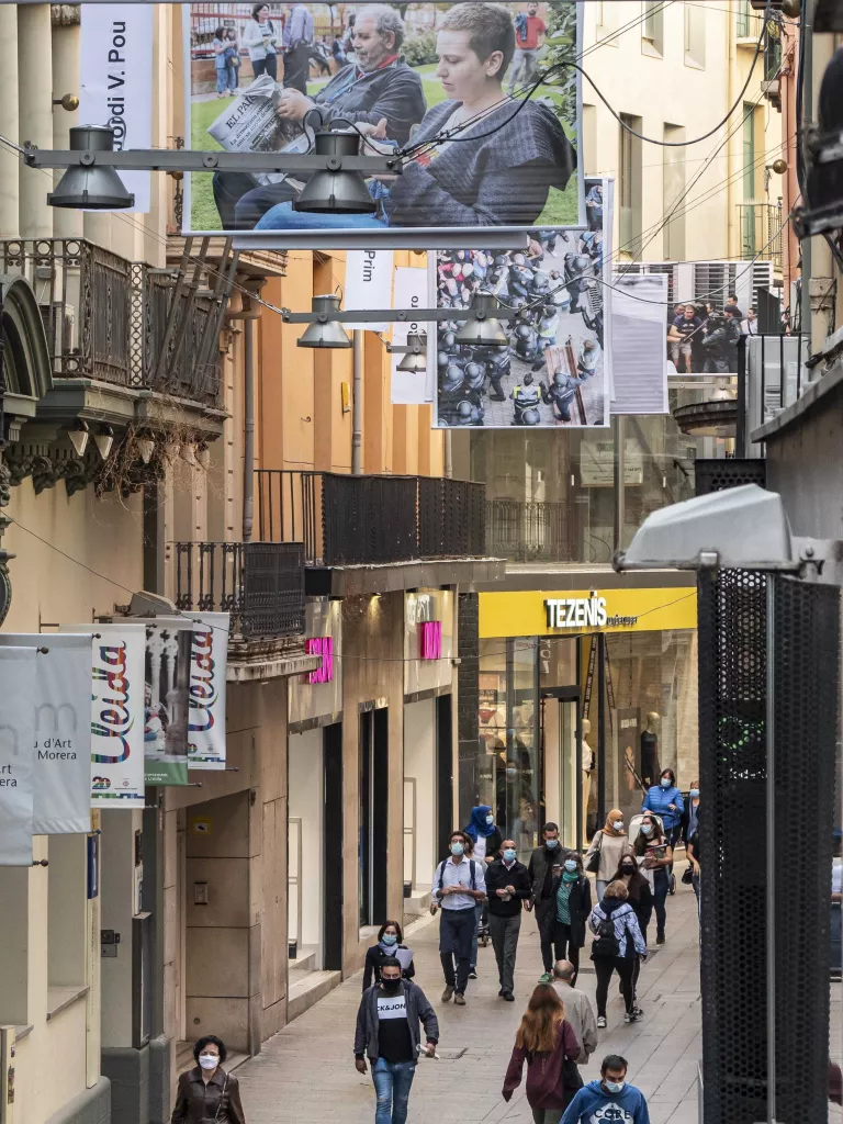 Lleida recorda l'1-O exposant al carrer fotos de gran format de professionals de la ciutat