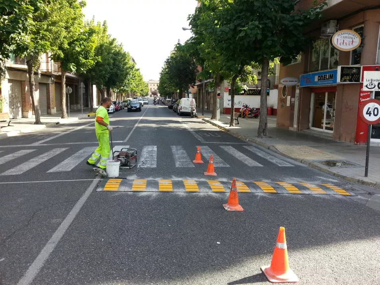 Renovades una desena de bandes reductores de velocitat als carrers de Lleida