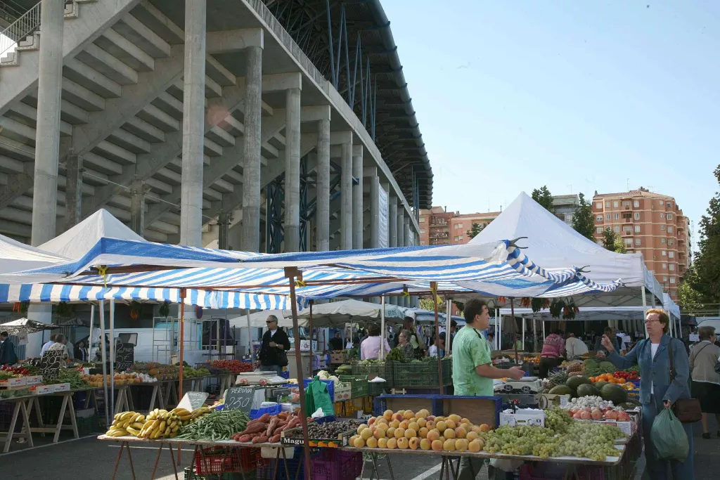 El mercat del Camp d'Esports recuperarà les parades de roba i complements