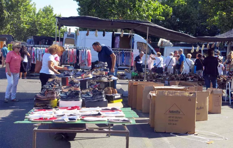 El mercat del Camp d'Esports recuperarà les parades de roba i complements