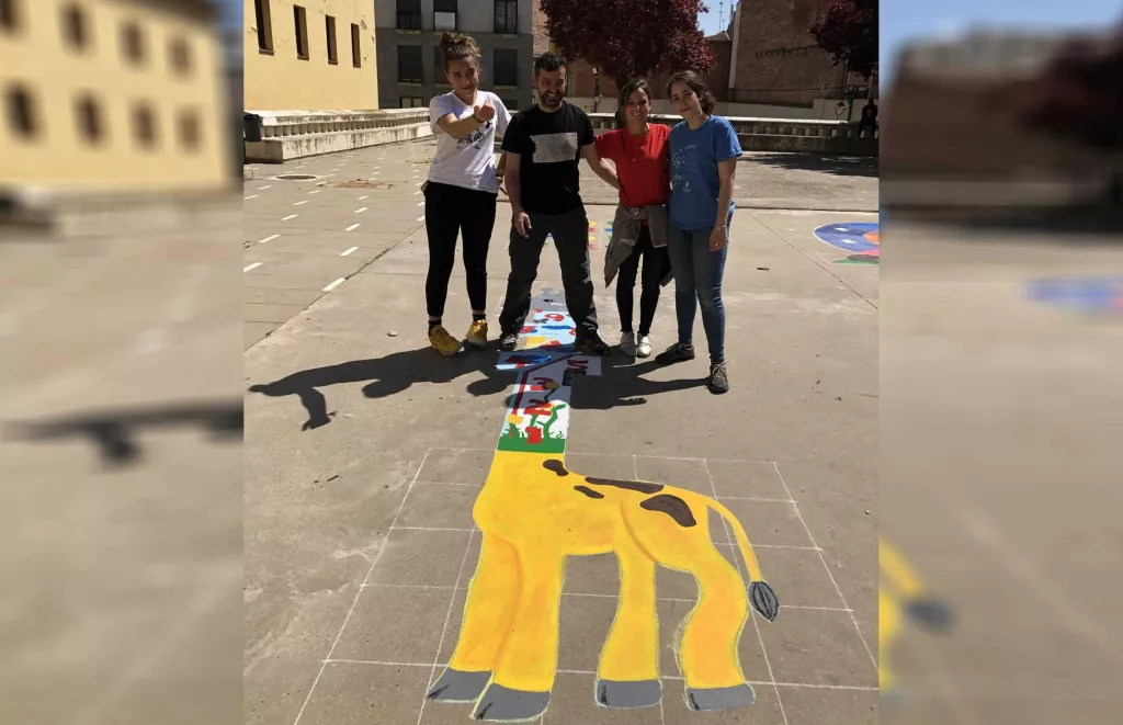 Alumnes de Lleida rehabiliten la plaça de l'Hort de Santa Teresa