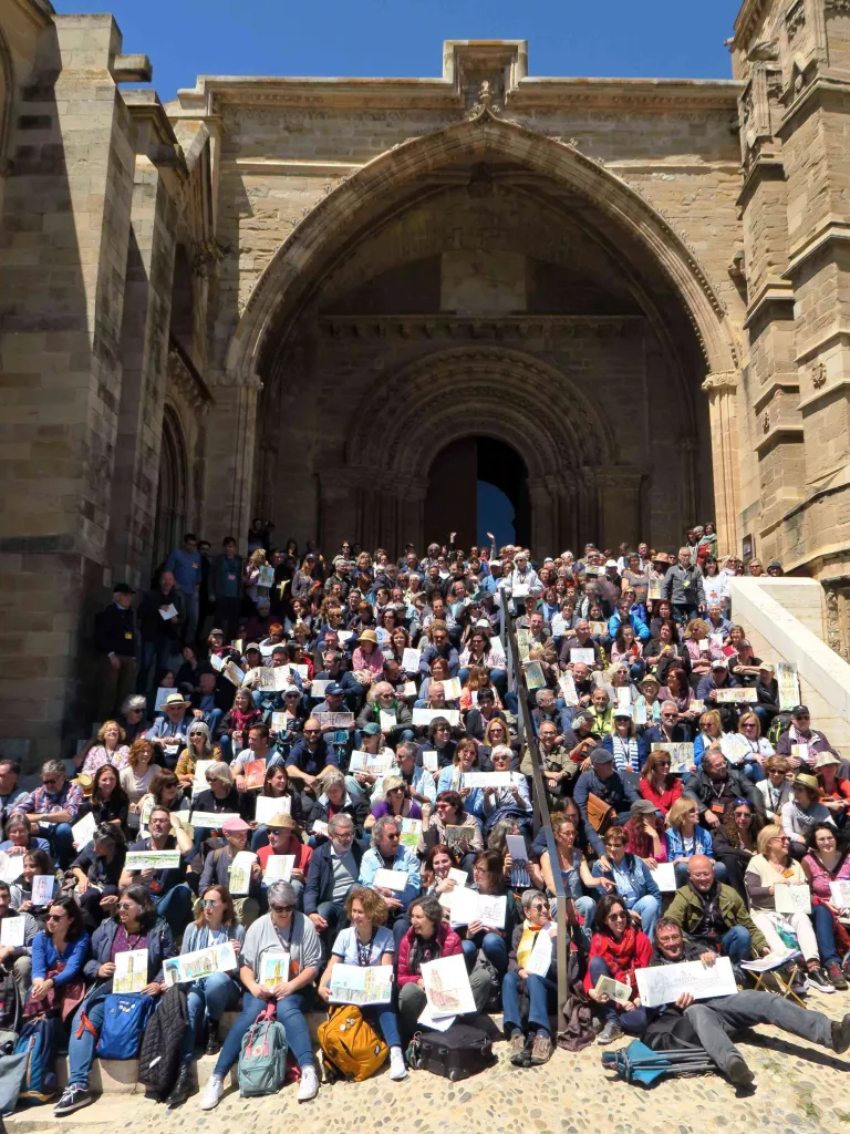 Uns 350 ‘urban sketchers’ es reuneixen per dibuixar i divulgar la Seu Vella