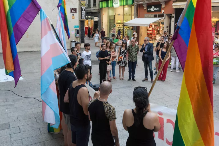 Reclamen a la Paeria que desobeeixi el Tribunal Suprem i segueix penjant la bandera LGBTI