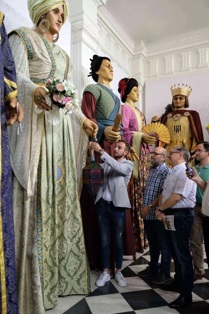 Els Gegants de Lleida ja llueixen els fanalets de Sant Jaume