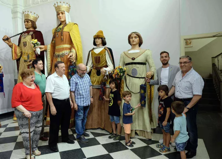 Els Gegants de Lleida ja llueixen els fanalets de Sant Jaume
