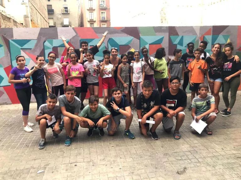 Joves de Lleida pinten un mural sobre el respecte a l’avinguda de Blondel