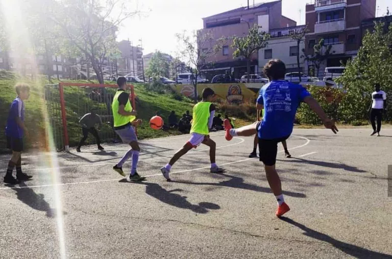 Noranta joves participen en un torneig de futbol en pistes de Balàfia i Pardinyes