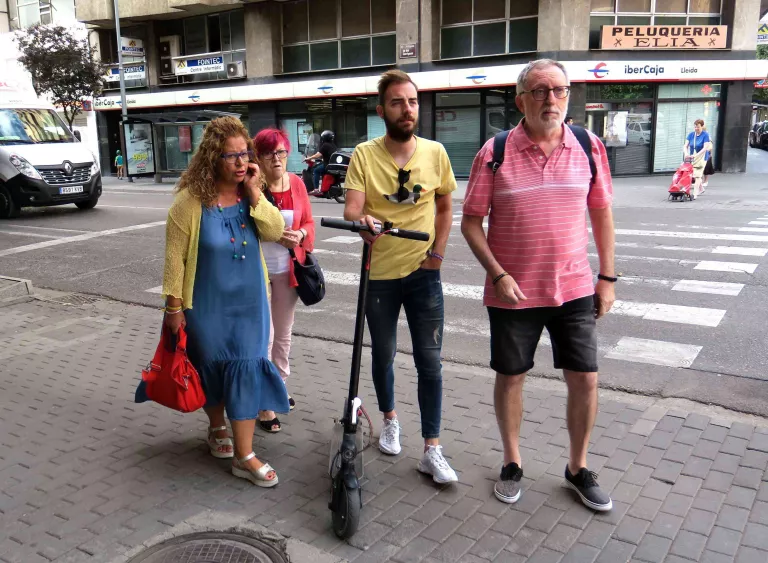 Ignasi Amor visita Cappont com a regidor del barri acompanyat de l’Associació de Veïns