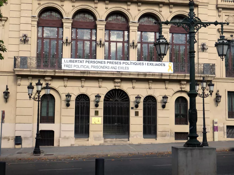 La Paeria aclareix que la pancarta la façana no atempta contra la llei de Patrimoni
