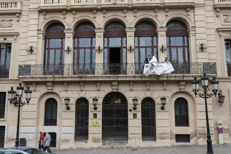 La Paeria retira fins al dia de les eleccions la pancarta de suport als presos i exiliats